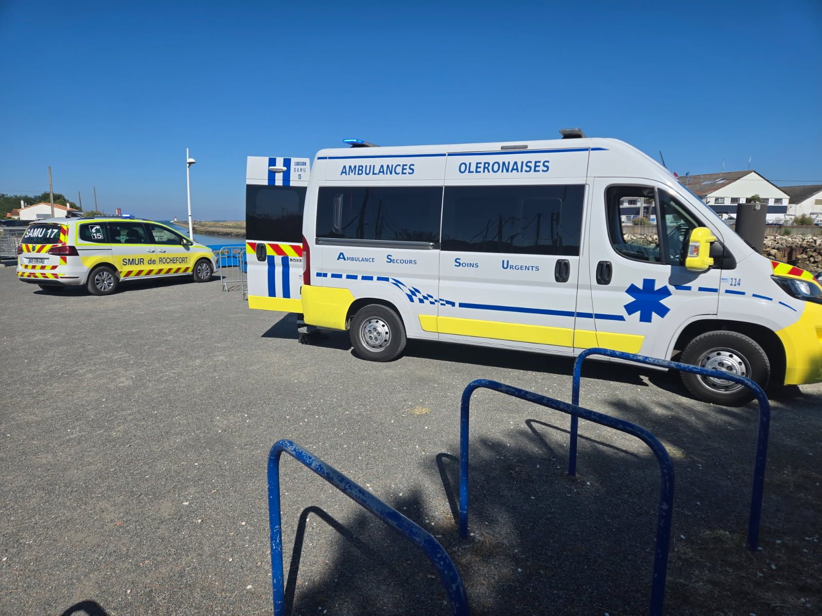 Ambulance stationnée sur un parking coffre ouvert