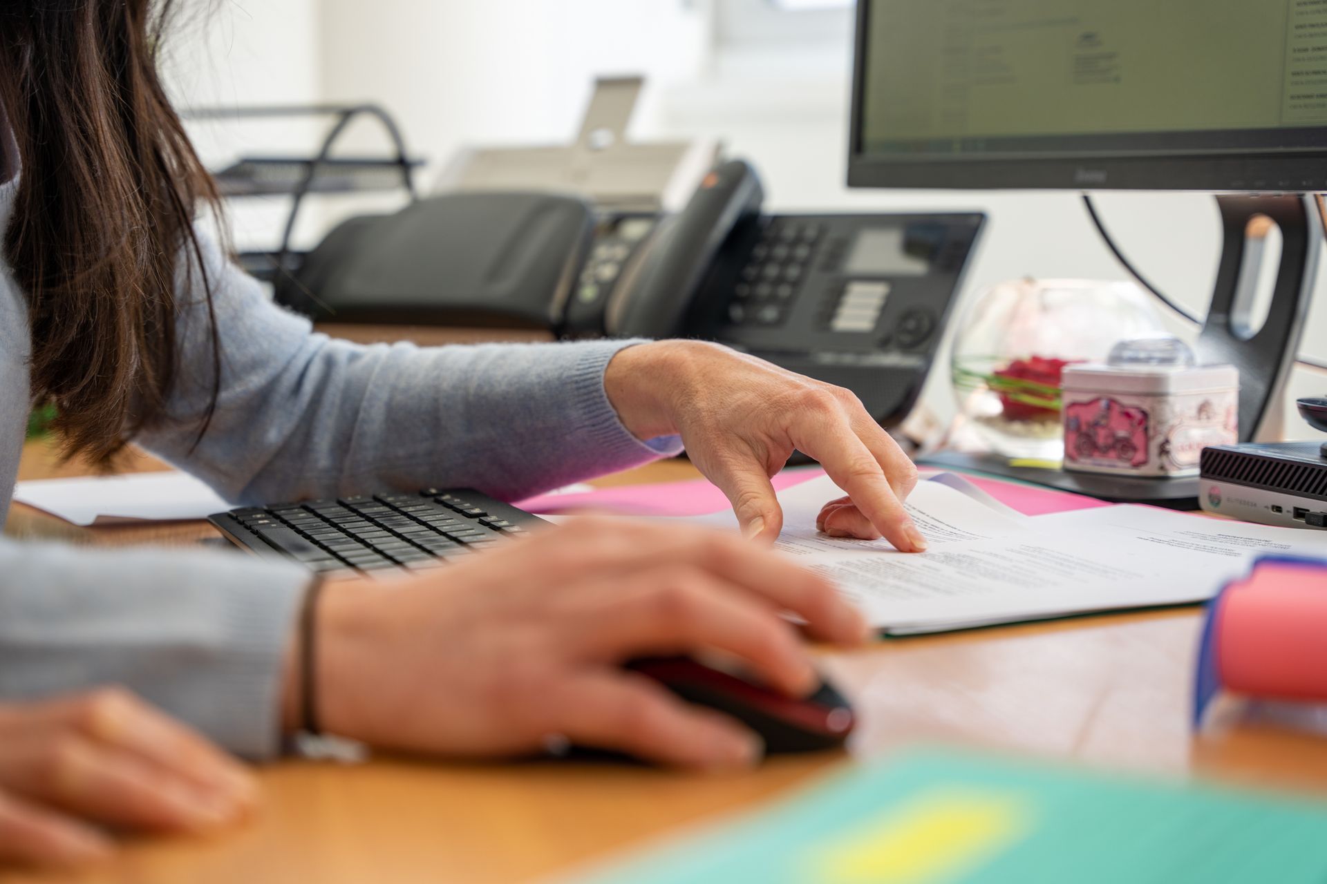 mains de femme sur un bureau souris d'ordinateur à la main