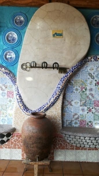 Llavero de piedra con azulejos decorativos y cerámica.