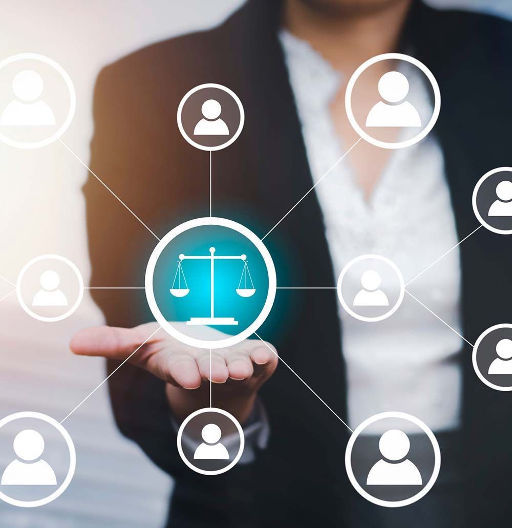 Icono de mujer sosteniendo una balanza de la justicia conectado a los iconos de perfil de usuario.