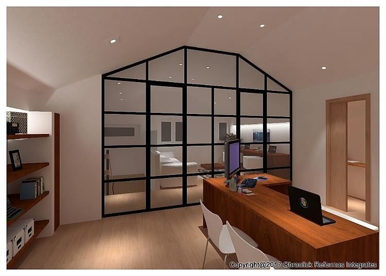 Una computadora está en un escritorio en una habitación con una pared de vidrio.