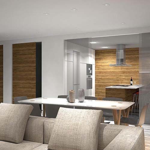 Una sala de estar con un sofá y una mesa.