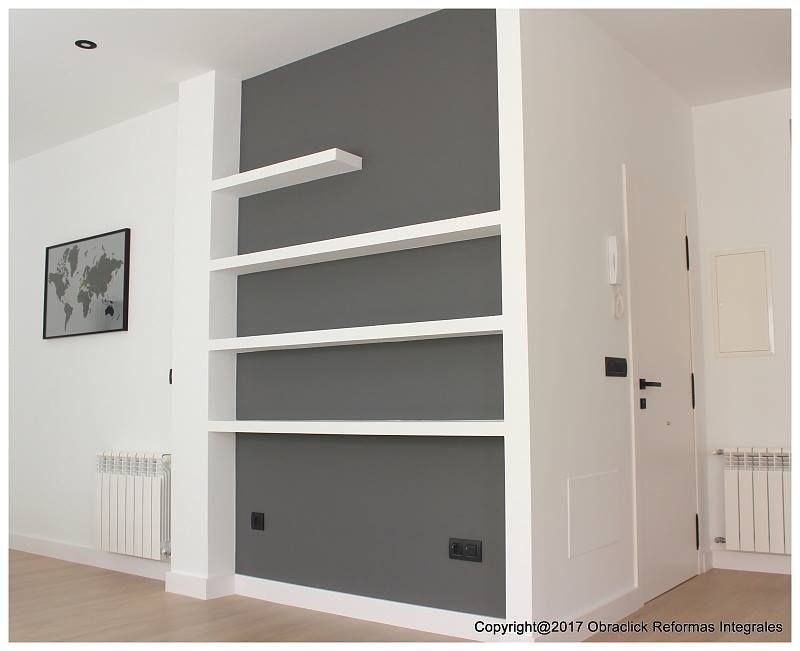 Una imagen de una habitación con un mapa en la pared y estantes.