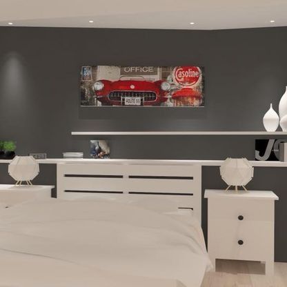 Un dormitorio con una imagen de un coche rojo en la pared encima de la cama.
