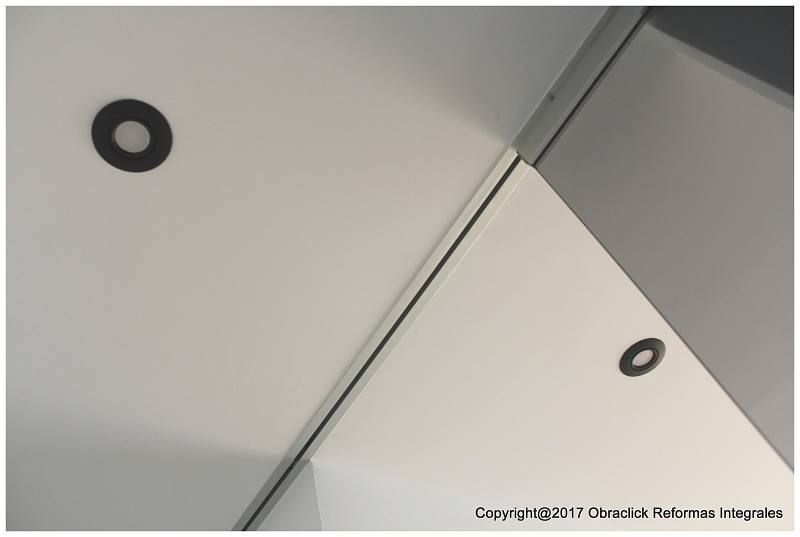 Un techo blanco con un círculo negro sobre él.