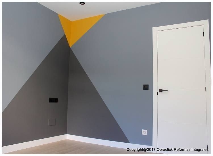 Una habitación con un triángulo amarillo pintado en la pared.