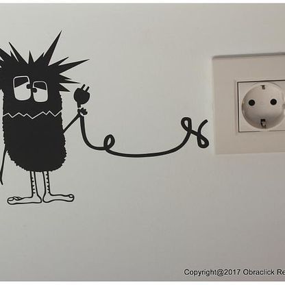 Un dibujo en blanco y negro de un monstruo sosteniendo un enchufe.