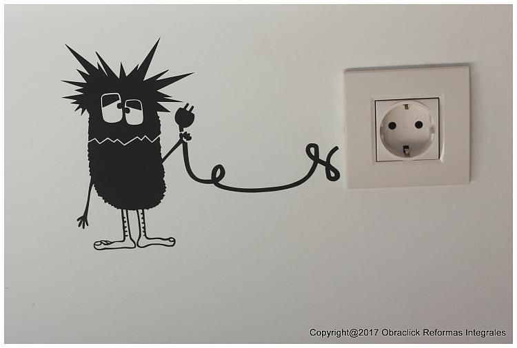 Un dibujo de un monstruo sosteniendo un enchufe junto a una toma de corriente.