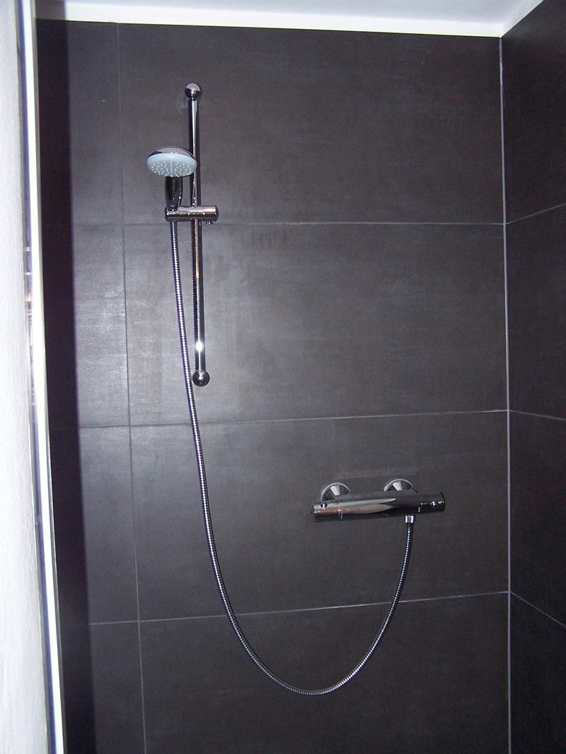 Ein Duschkopf mit angeschlossenem Schlauch