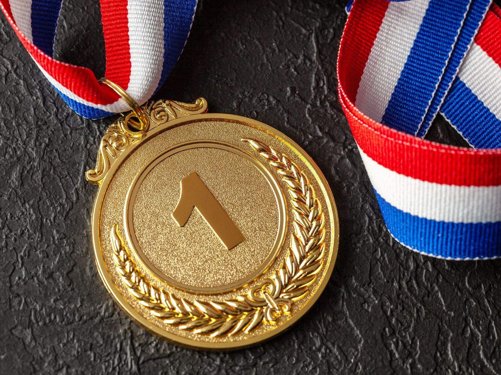 Gros plan sur une médaille sportive.