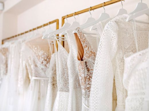 Robes de mariée sur un portique.