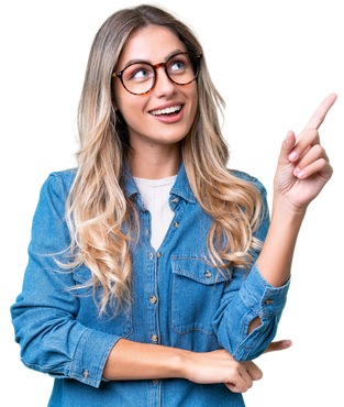 Une jeune femme qui montre du doigt.