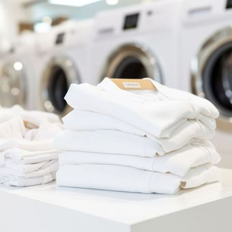 Les machines à laver et le linge propre dans une blanchisserie.