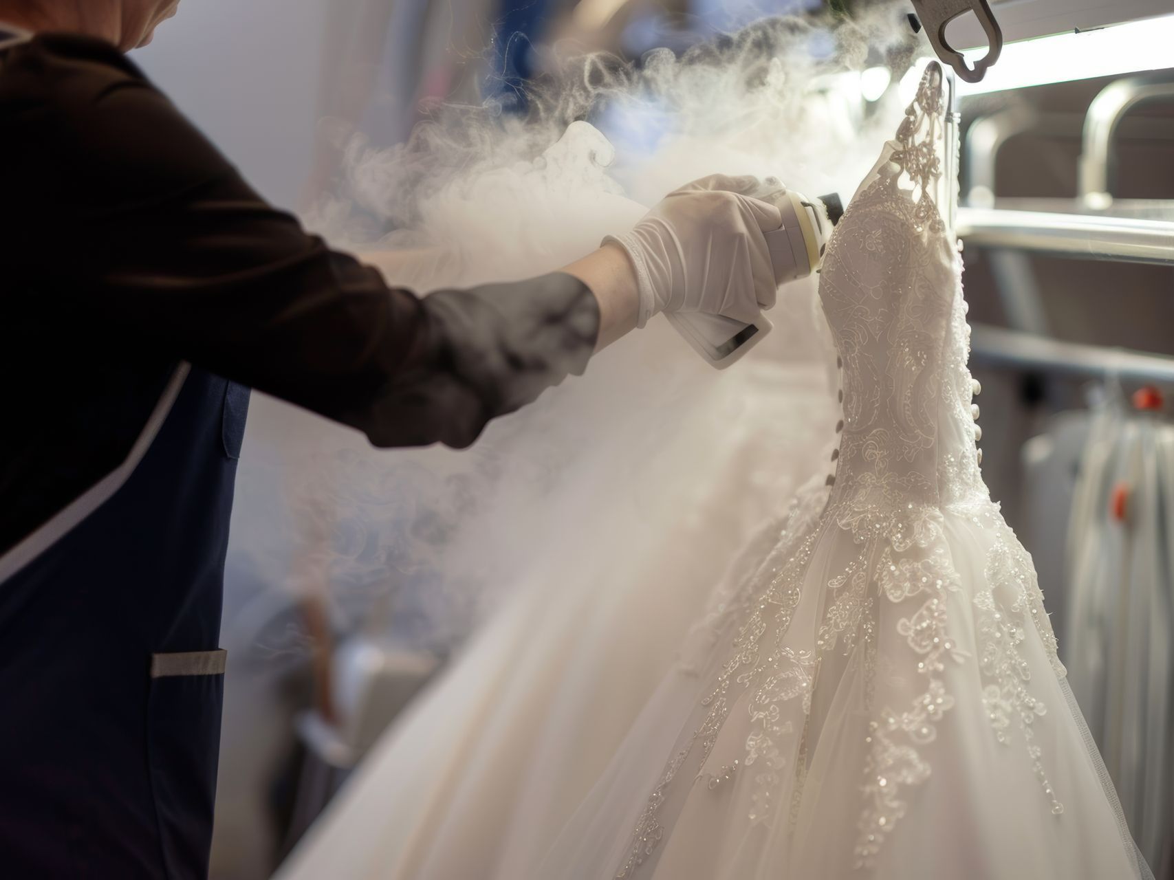 Une personne qui est en train de nettoyer une robe de mariée.