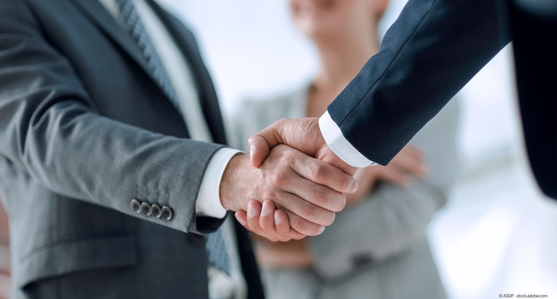 Nahaufnahme des Händedrucks von Geschäftspartnern