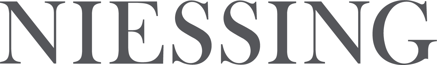 NIESSING-Logo in grauer Serifenschrift in Großbuchstaben