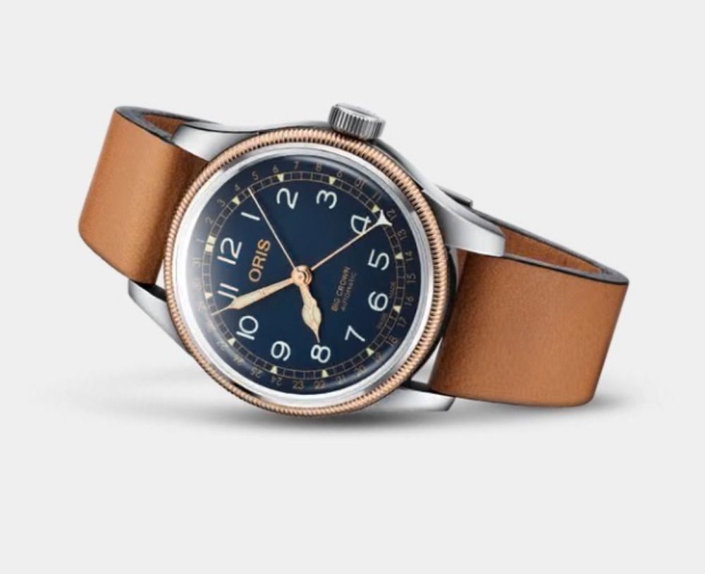 Luxuriöse Armbanduhr mit marineblauem Zifferblatt, roségoldener Lünette und hellbraunem Lederarmband auf weißem Hintergrund