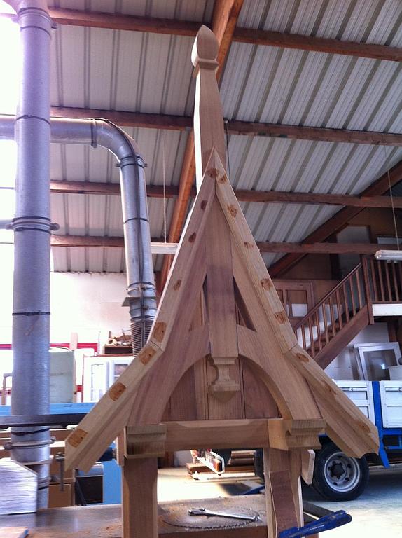 Ornement de charpente en bois