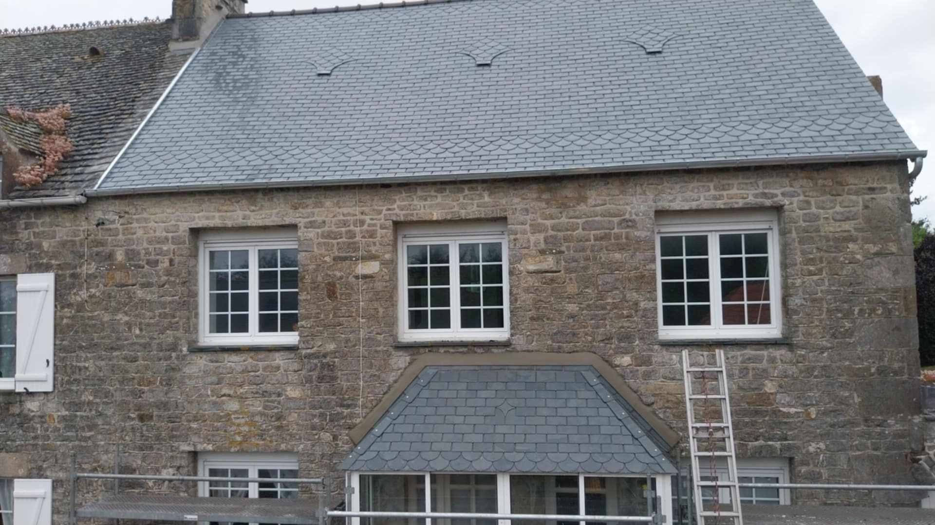 Appareil photo vintage posé sur un clavier de piano.