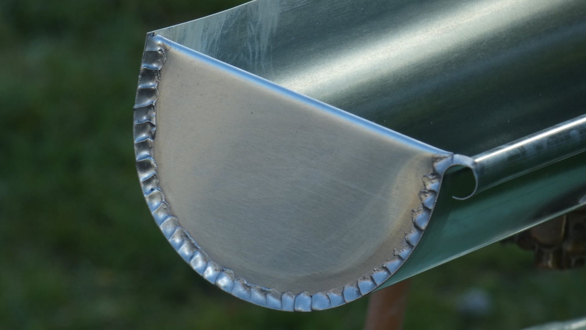 Vu d'une gouttière métallique