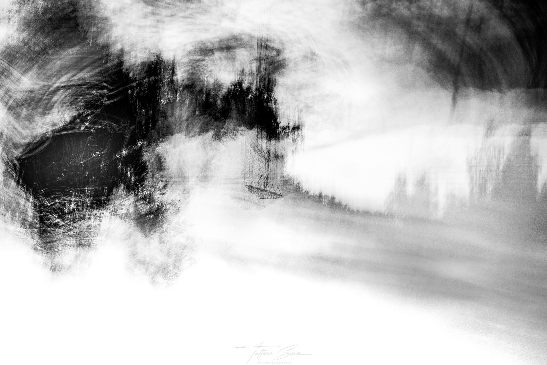 Abstraktes Schwarzweißbild mit verschwommenen Pinselstrichen, die einen wirbelnden, strukturierten Effekt erzeugen.