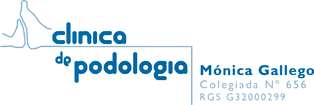 Logotipo de la clínica: «Clínica de podología» en azul con la ilustración de un pie. Incluye el nombre «Mónica Gallego» y otros detalles.