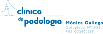 Logotipo de la cl&iacute;nica: &laquo;Cl&iacute;nica de podolog&iacute;a&raquo; en azul con la ilustraci&oacute;n de un pie. Incluye el nombre &laquo;M&oacute;nica Gallego&raquo; y otros detalles.