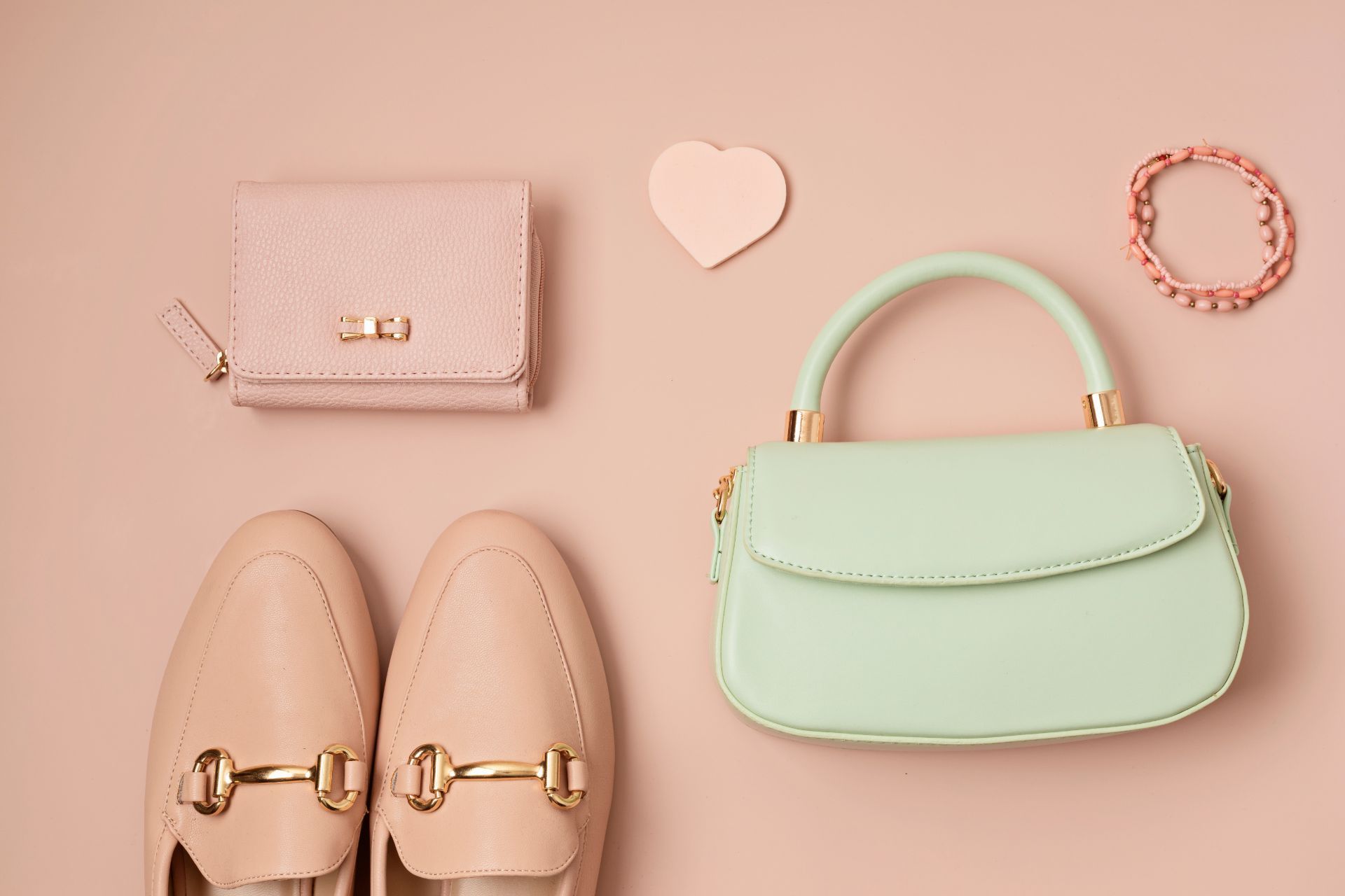 scarpe, borsetta e borsellino da donna in pelle