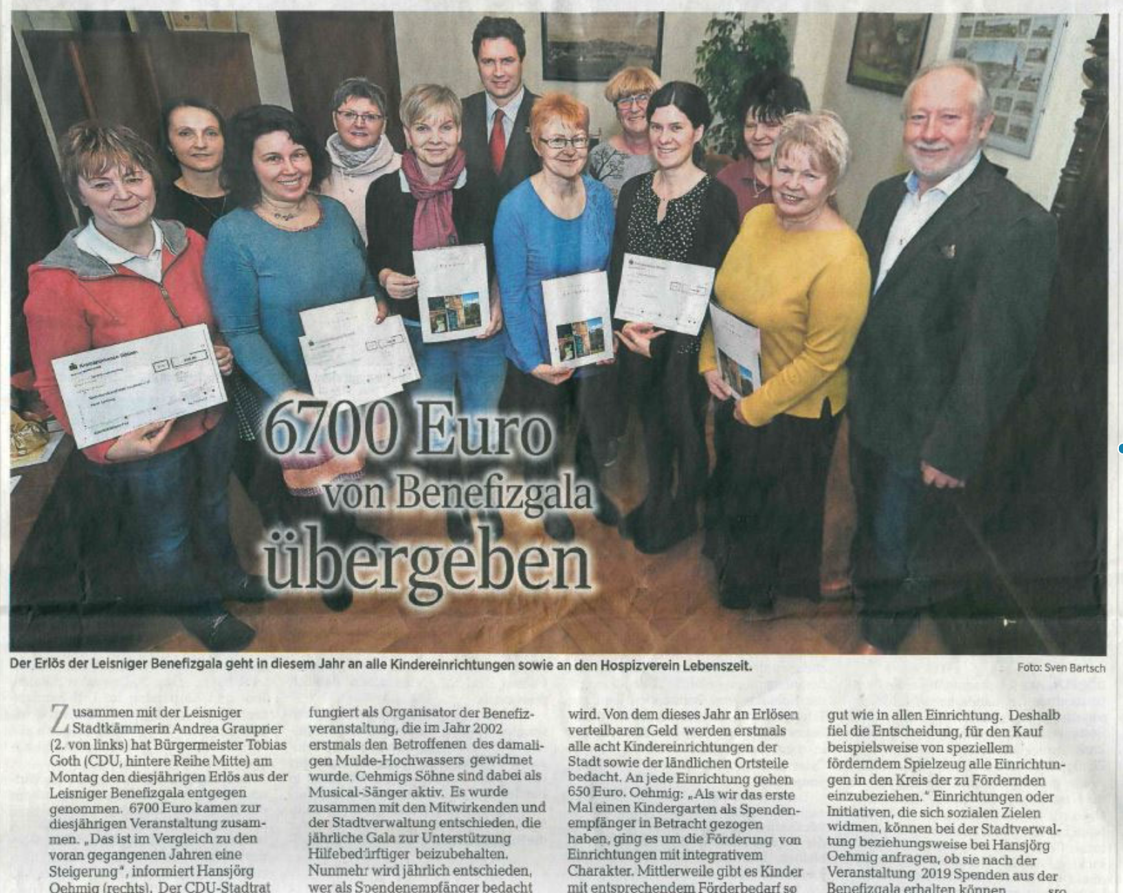 Eine Gruppe von Menschen, die Spendenschecks und -urkunden in den Händen halten: Benefizgala-Spende in Höhe von 6.700 Euro.