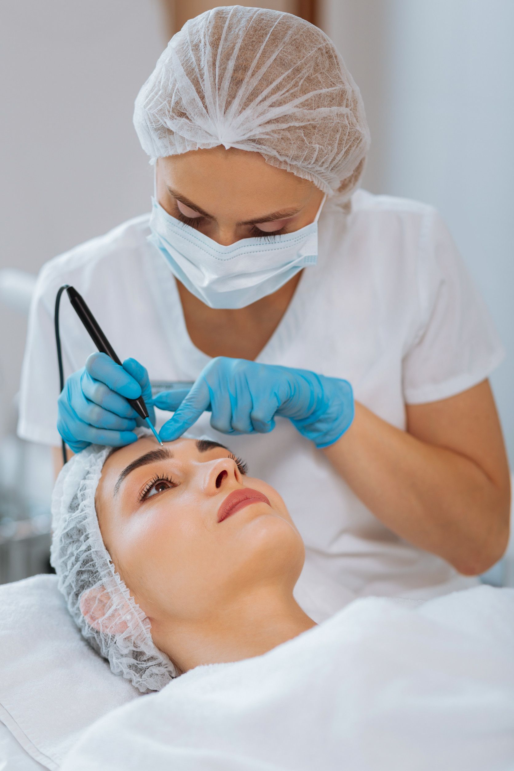 Una mujer está recibiendo un tratamiento facial en un salón de belleza.
