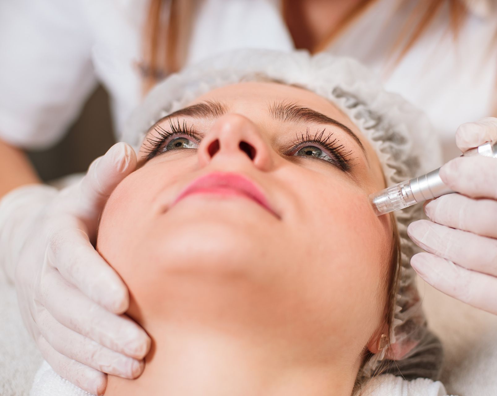 Una mujer está recibiendo un tratamiento facial en un salón de belleza.