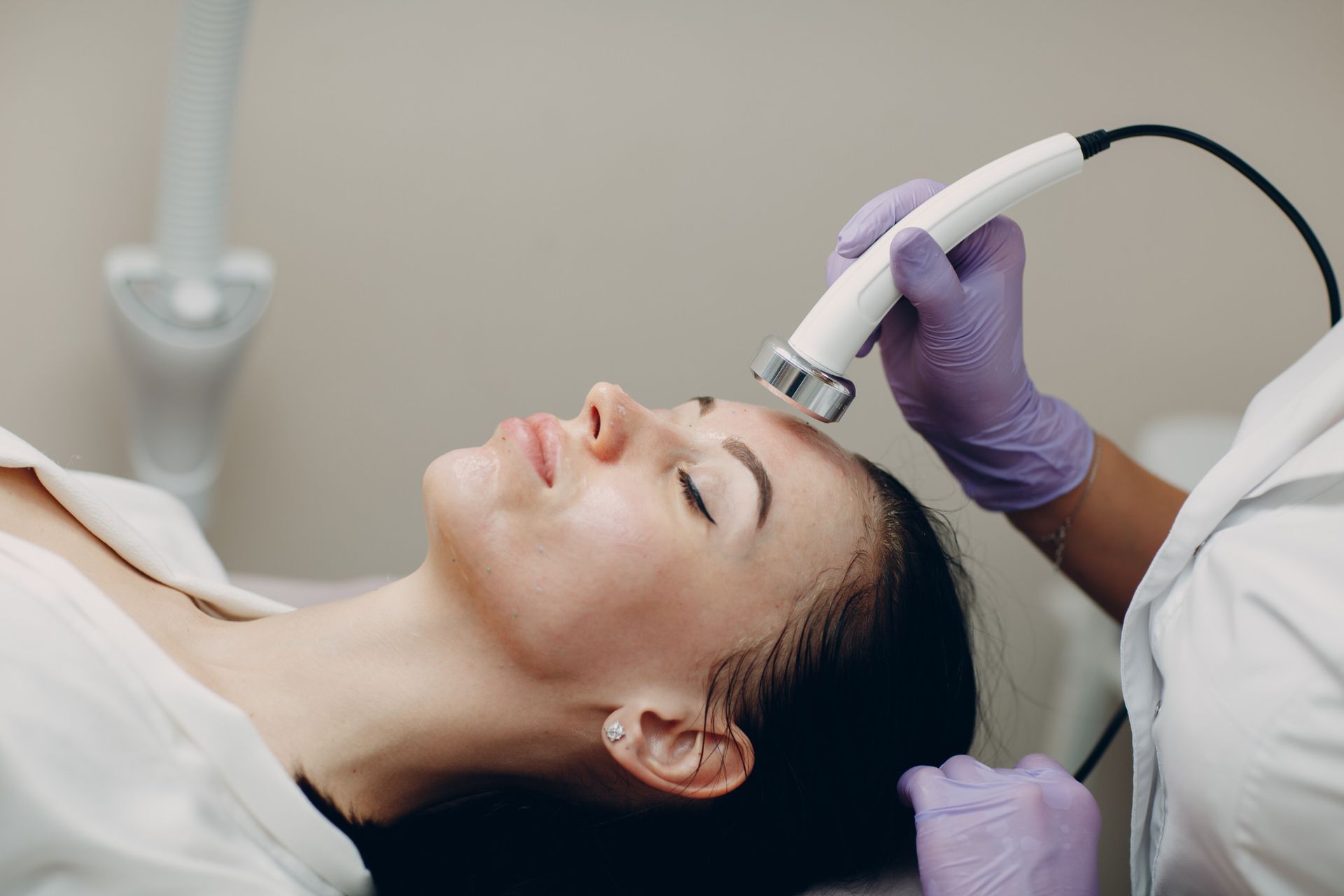 Una mujer está recibiendo un tratamiento facial en un salón de belleza.