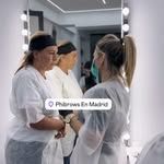 Un grupo de mujeres están de pie una al lado de la otra frente a un espejo.