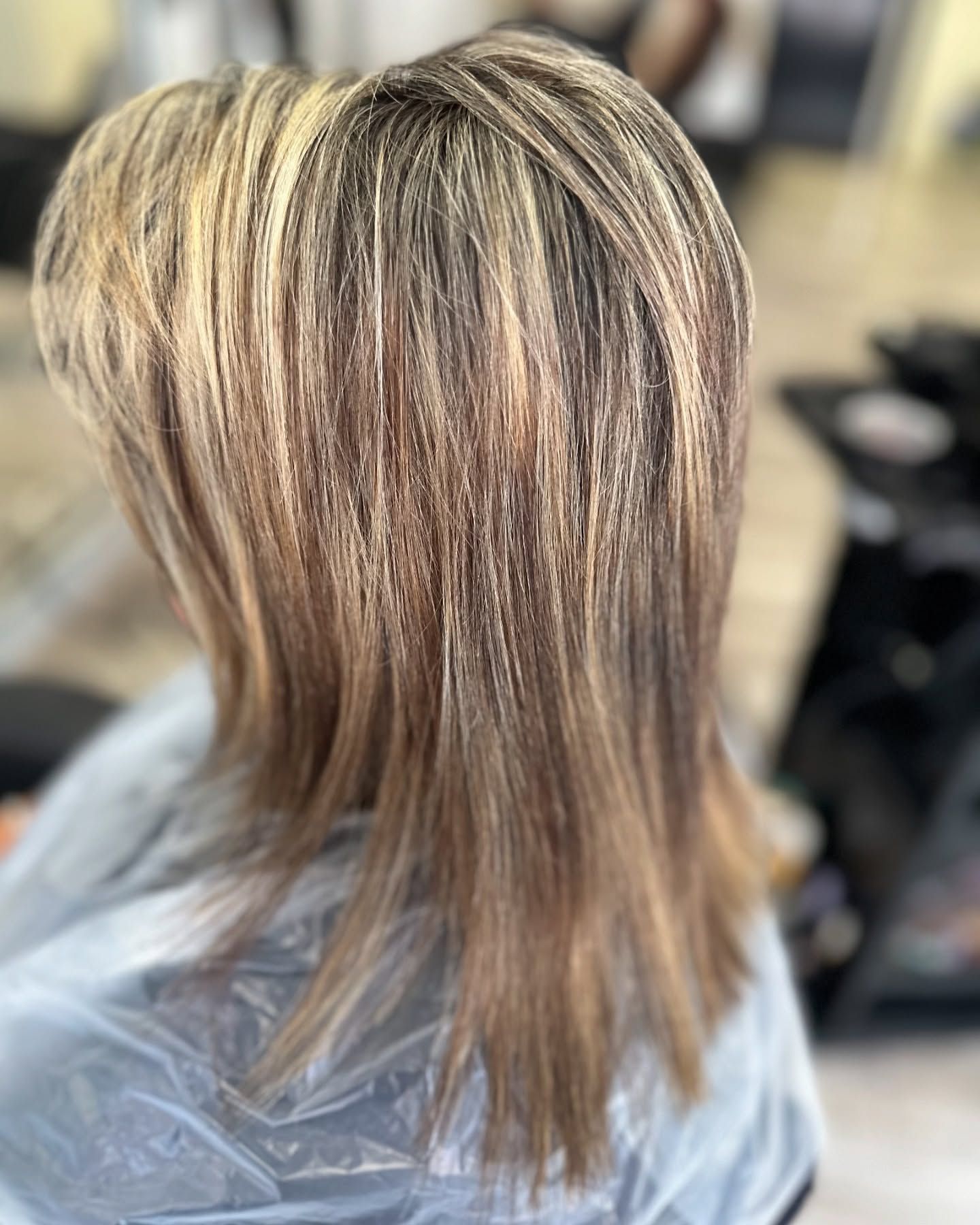 Una mujer se está cortando el pelo en una peluquería.