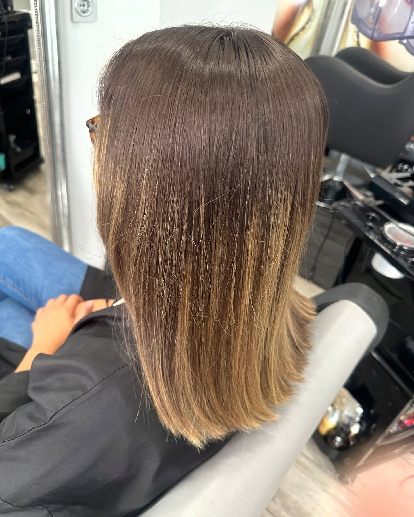 Una mujer se está cortando el pelo en una peluquería.