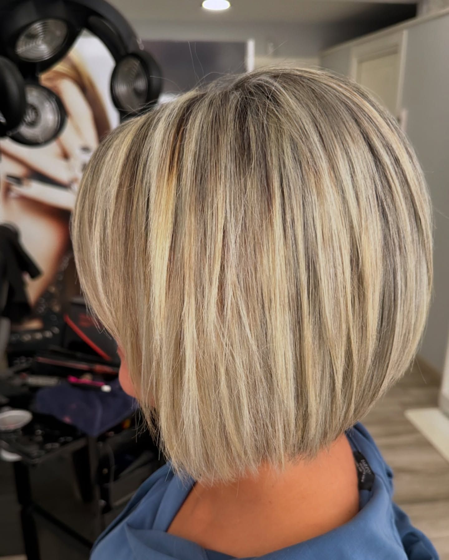 La parte posterior de la cabeza de una mujer con cabello rubio.