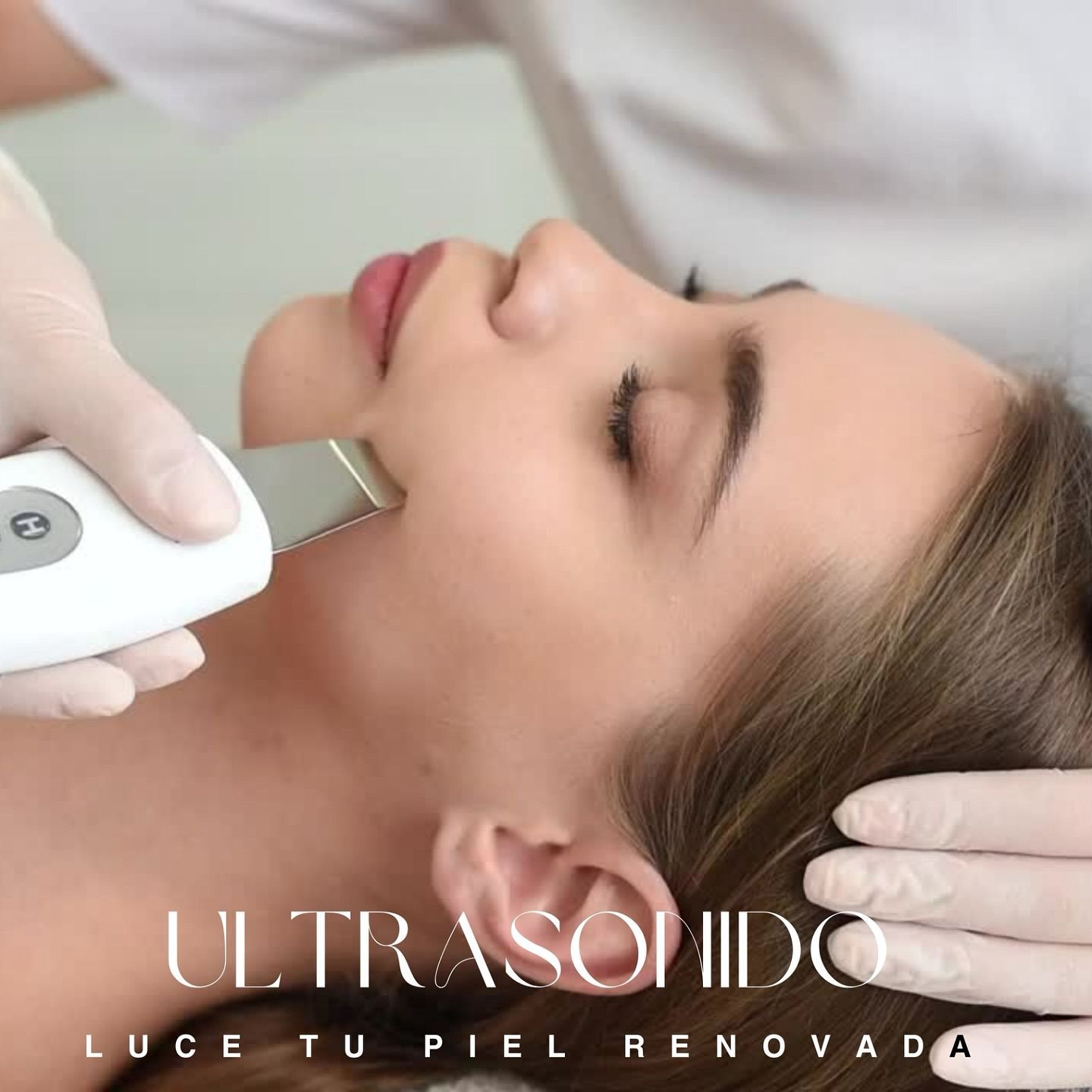 Una mujer está recibiendo un tratamiento de ultrasonido en su cara.