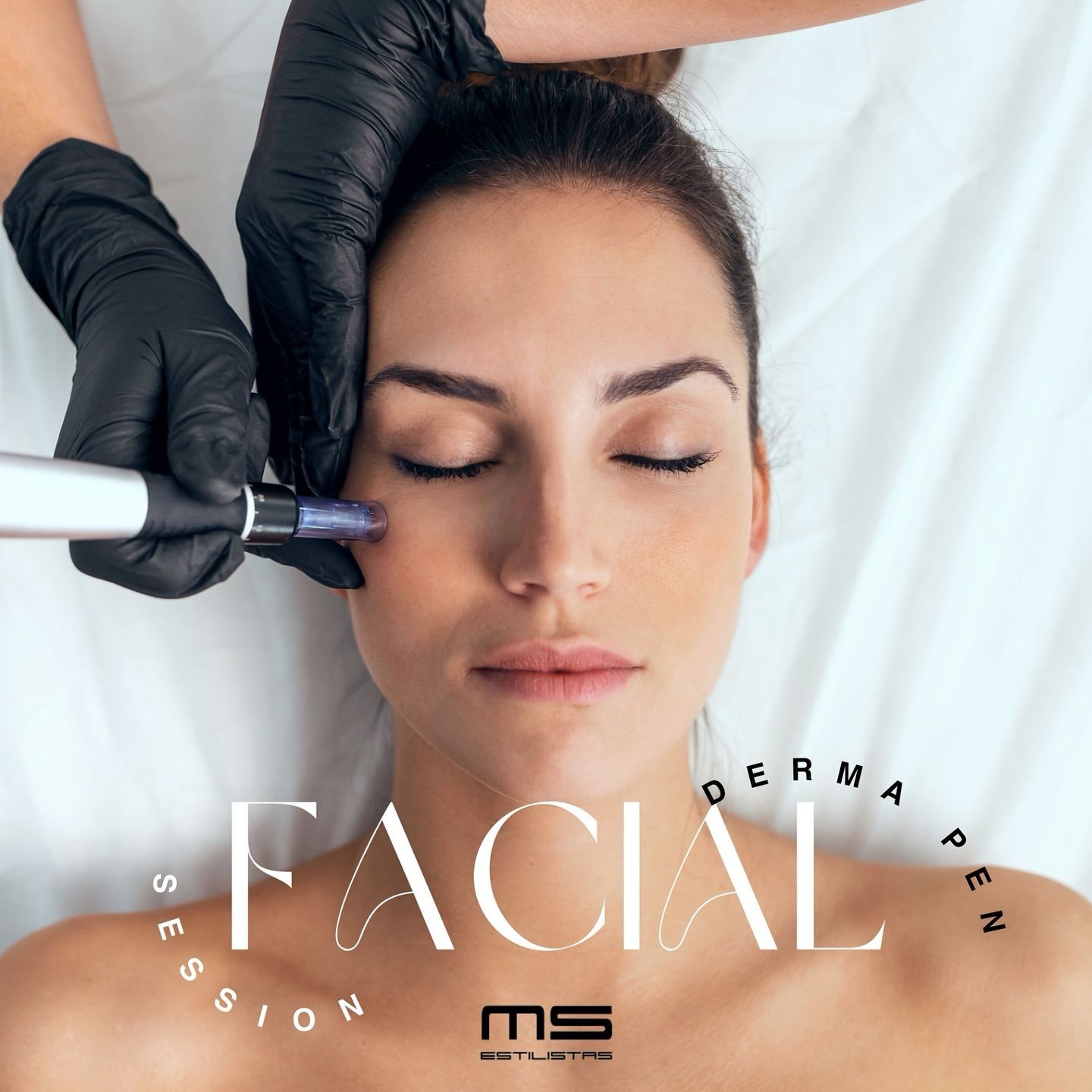 Una mujer está recibiendo un tratamiento facial con un derma pen.