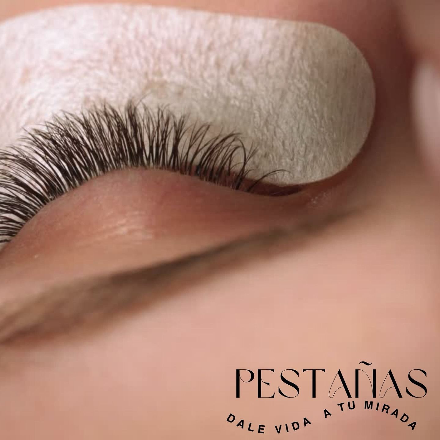 Un primer plano del ojo de una mujer con pestañas postizas.