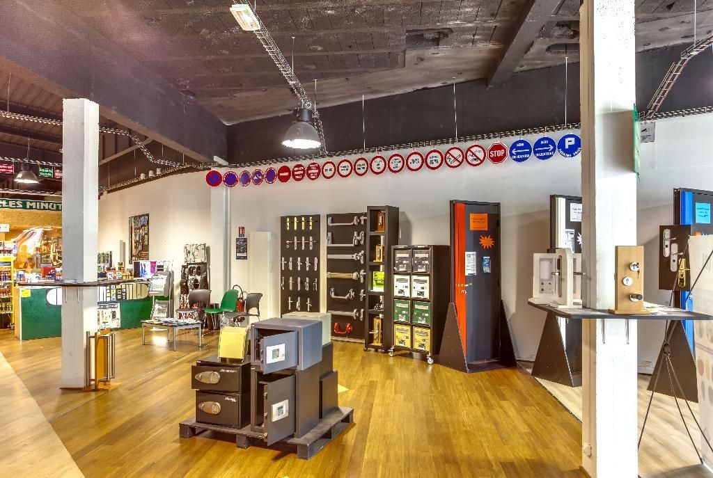 Intérieur de magasin avec parquet, étagères et présentoirs