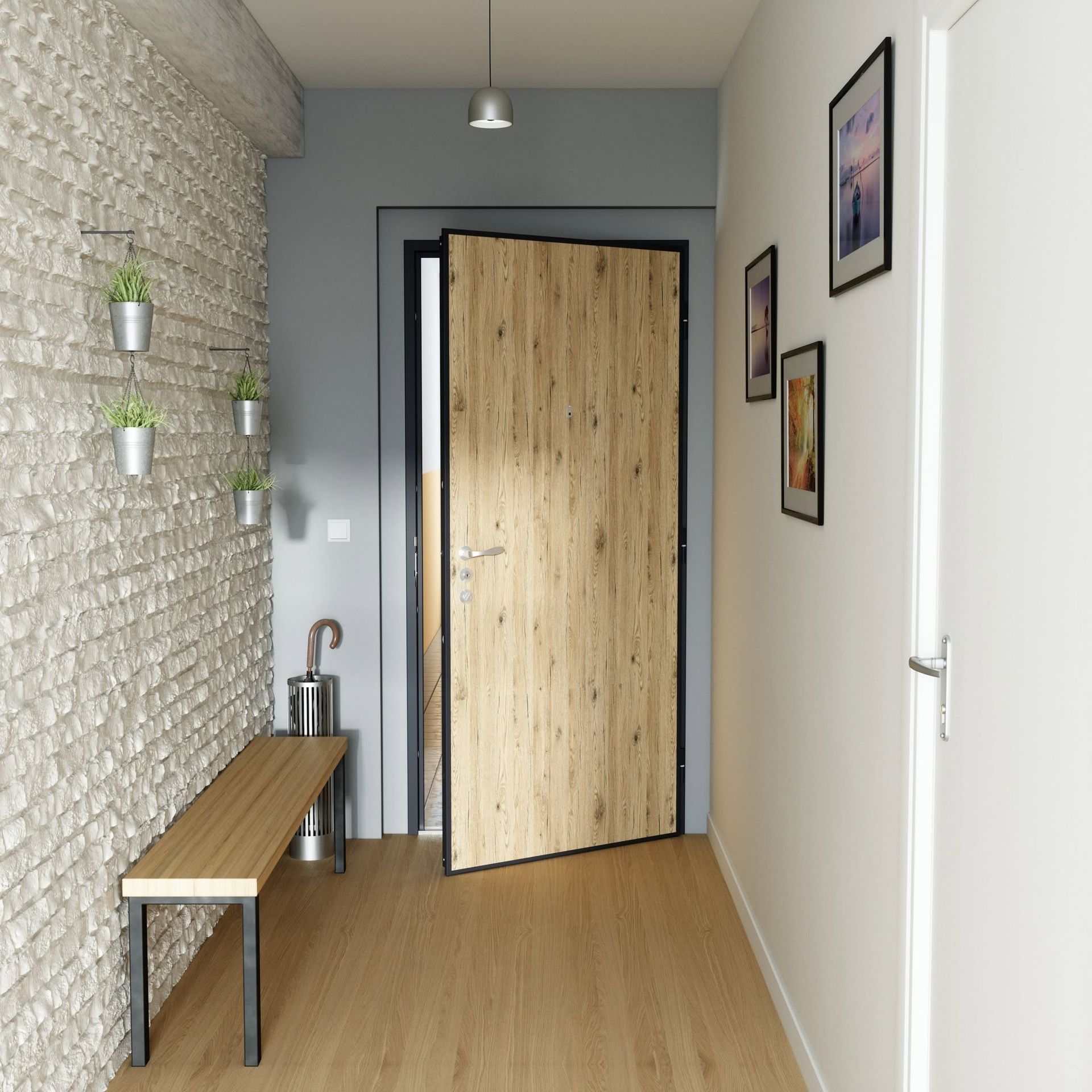 Couloir avec parquet clair, décorations murales et une porte en bois ouverte au fond.