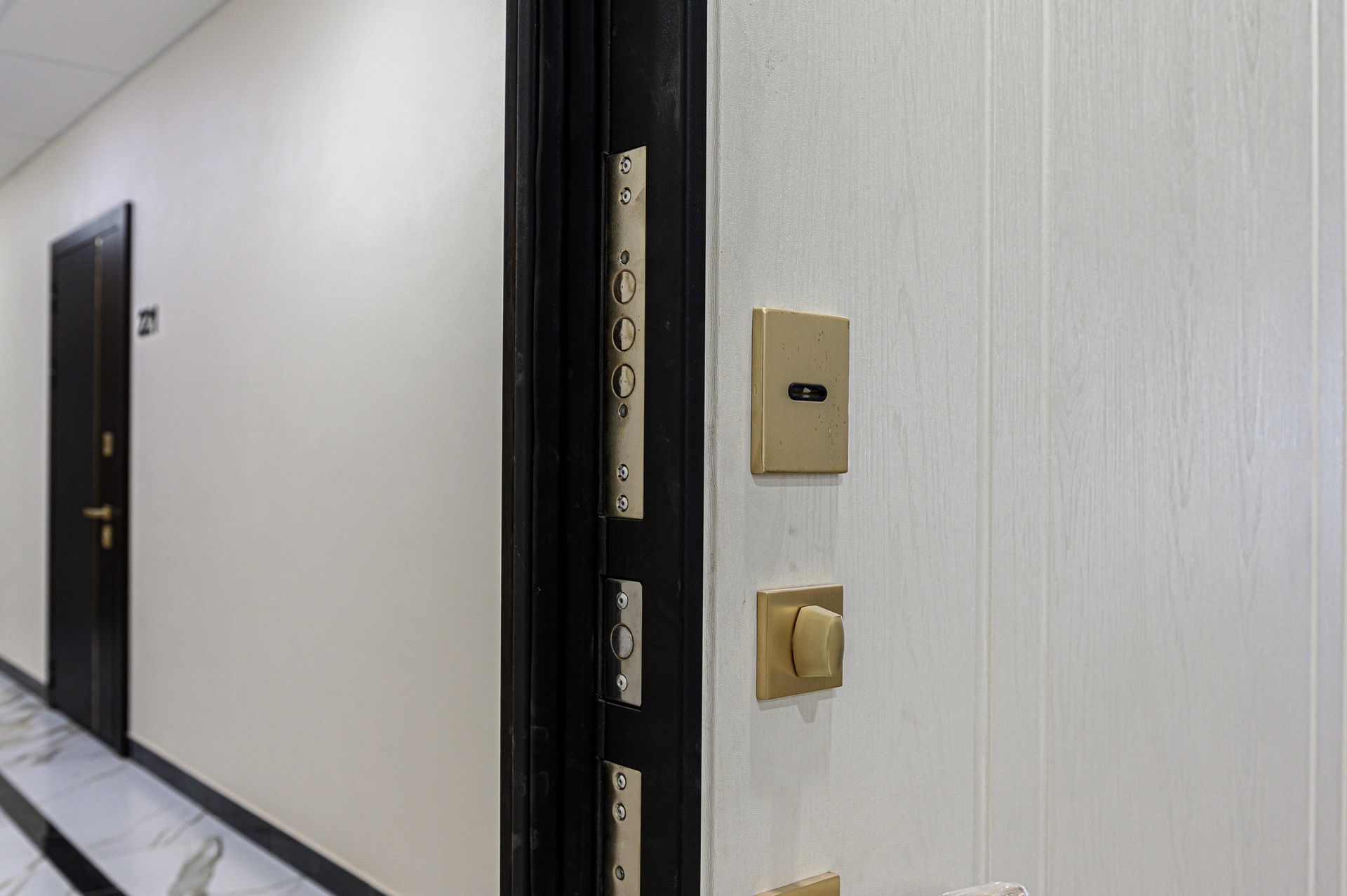 Couloir avec une porte et son système de verrouillage visible