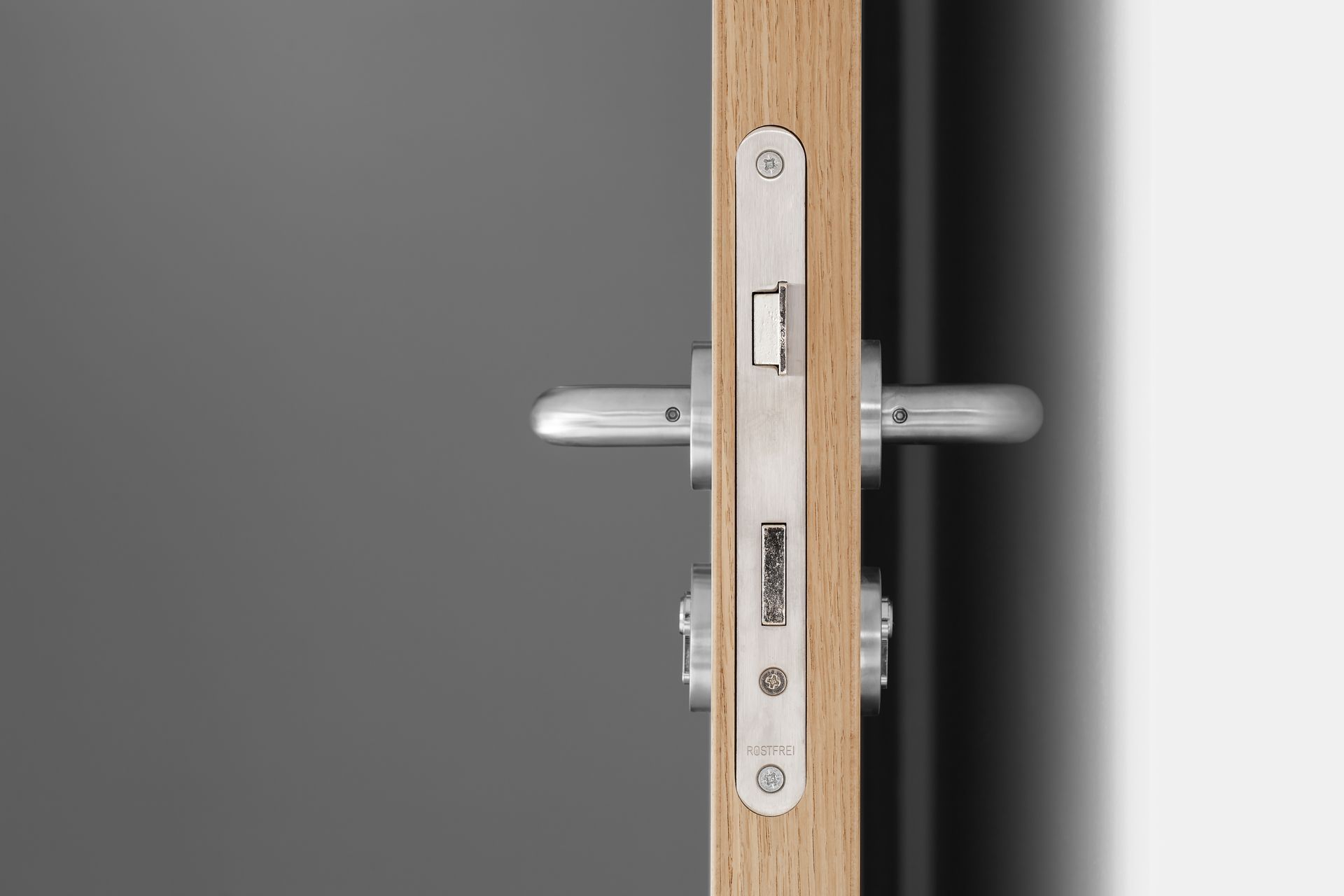 Gros plan sur une poignée et une serrure sur une porte en bois.