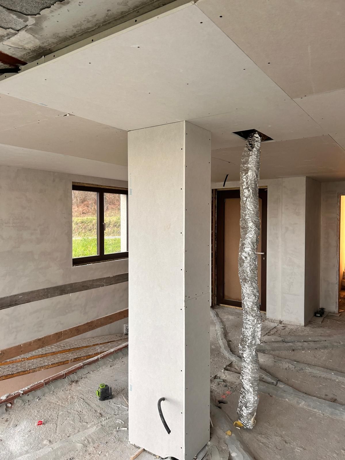 Una habitación en construcción con un pilar en el medio.