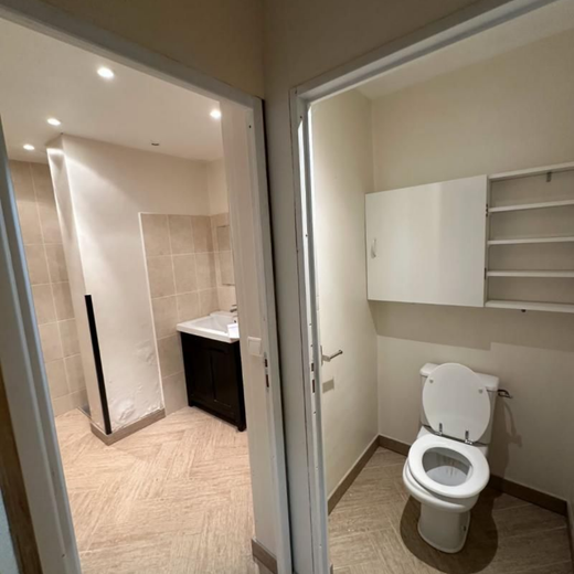 Rénovation complète de salle de bains PMR avec douche de plain-pied, espace WC indépendant et élargissement des ouvertures pour garantir une circulation fluide et sécurisée.