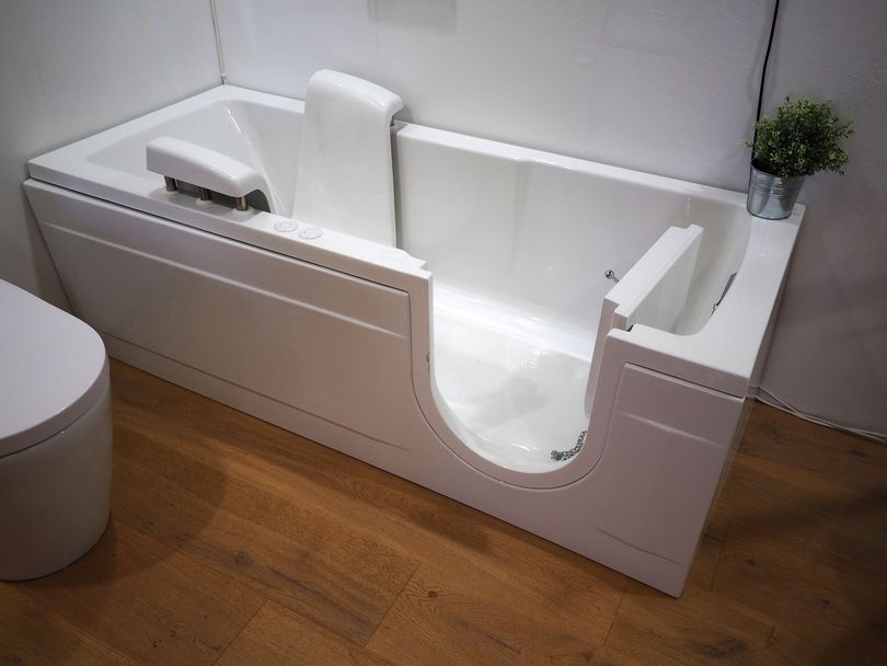 Baignoire à porte pour salle de bains PMR, solution idéale pour sécuriser les déplacements et préserver l'autonomie à domicile.