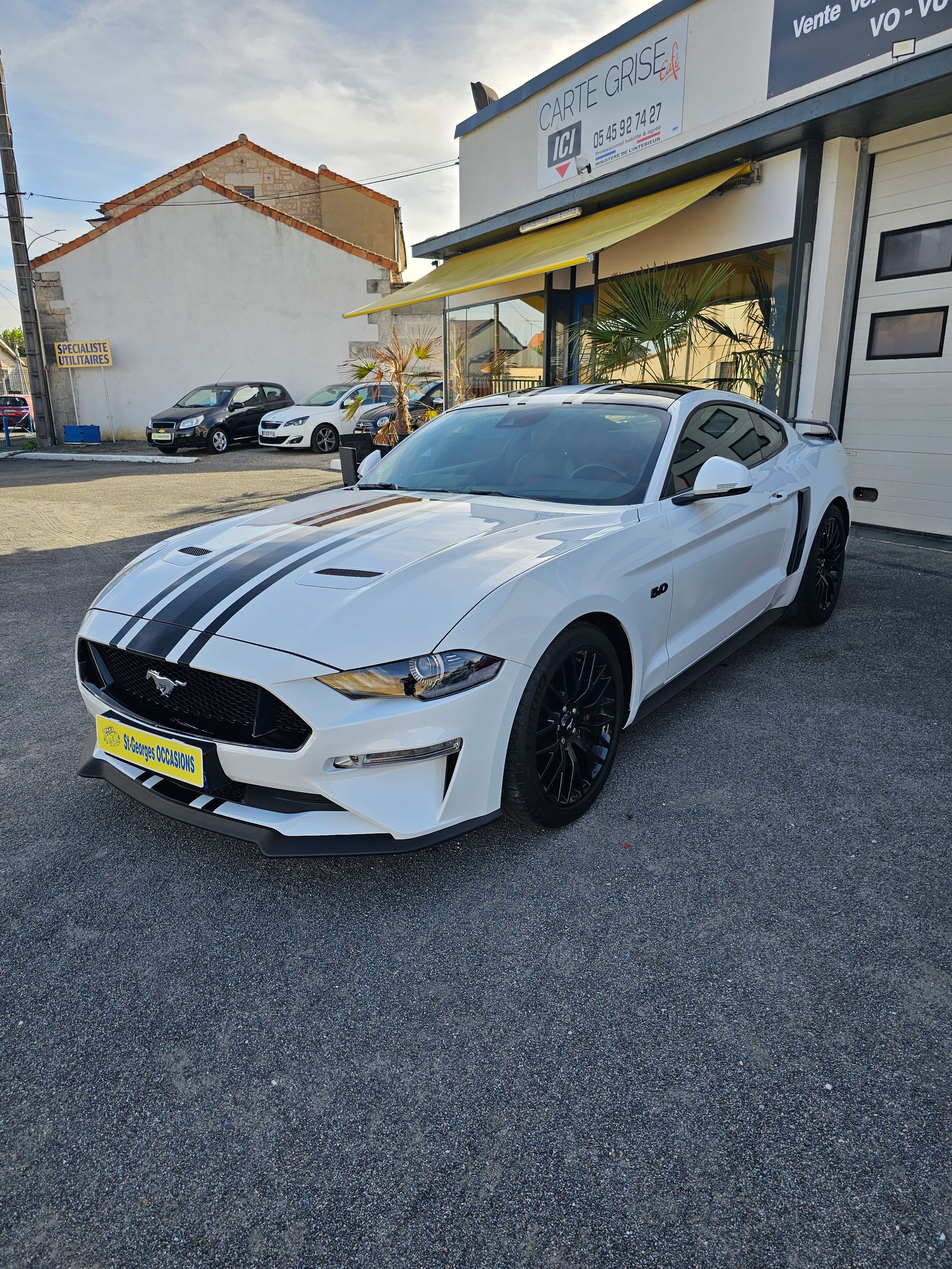 Ford Mustang blanche avec des bandes noires