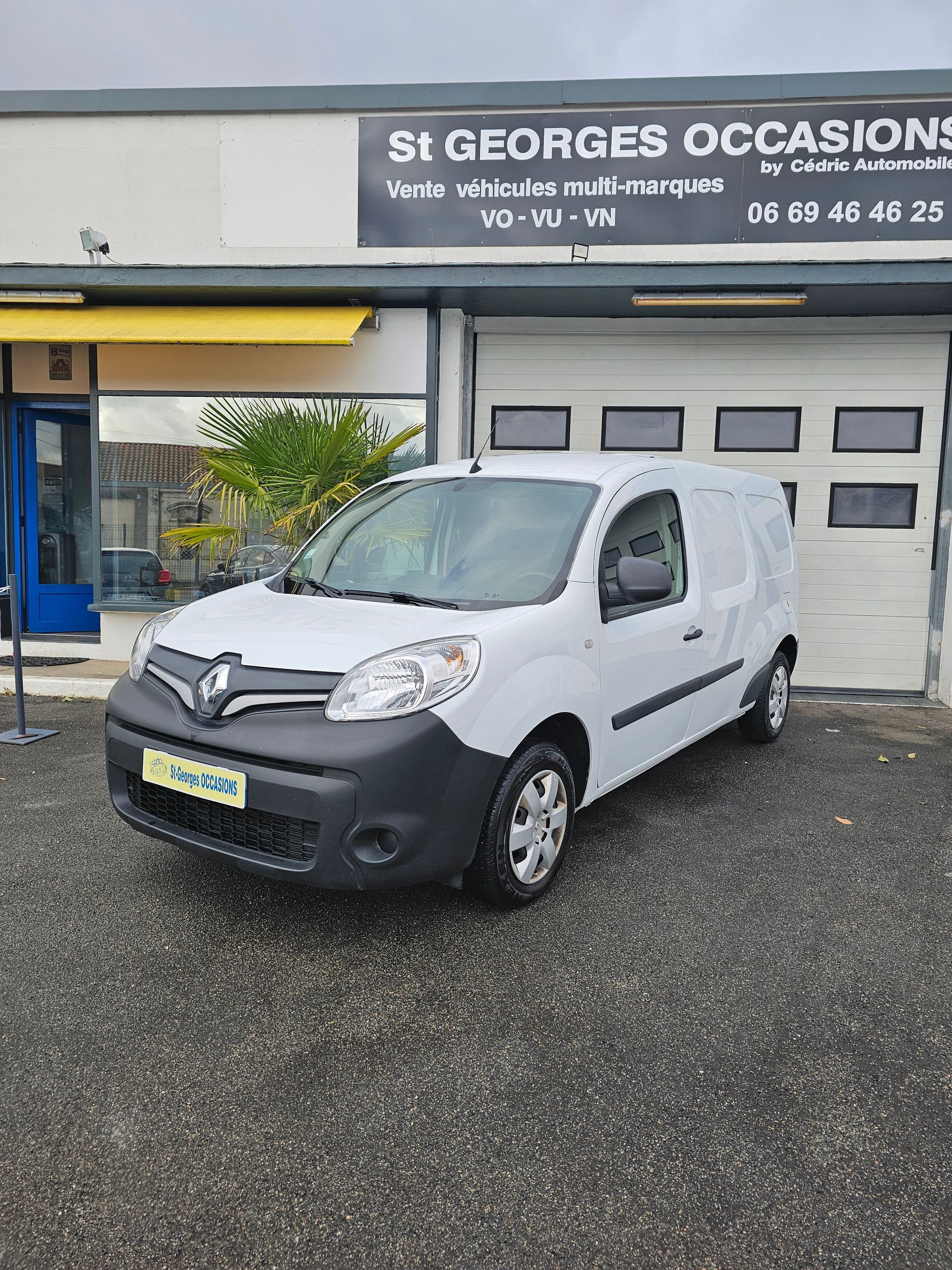 Véhicule blanc utilitaire