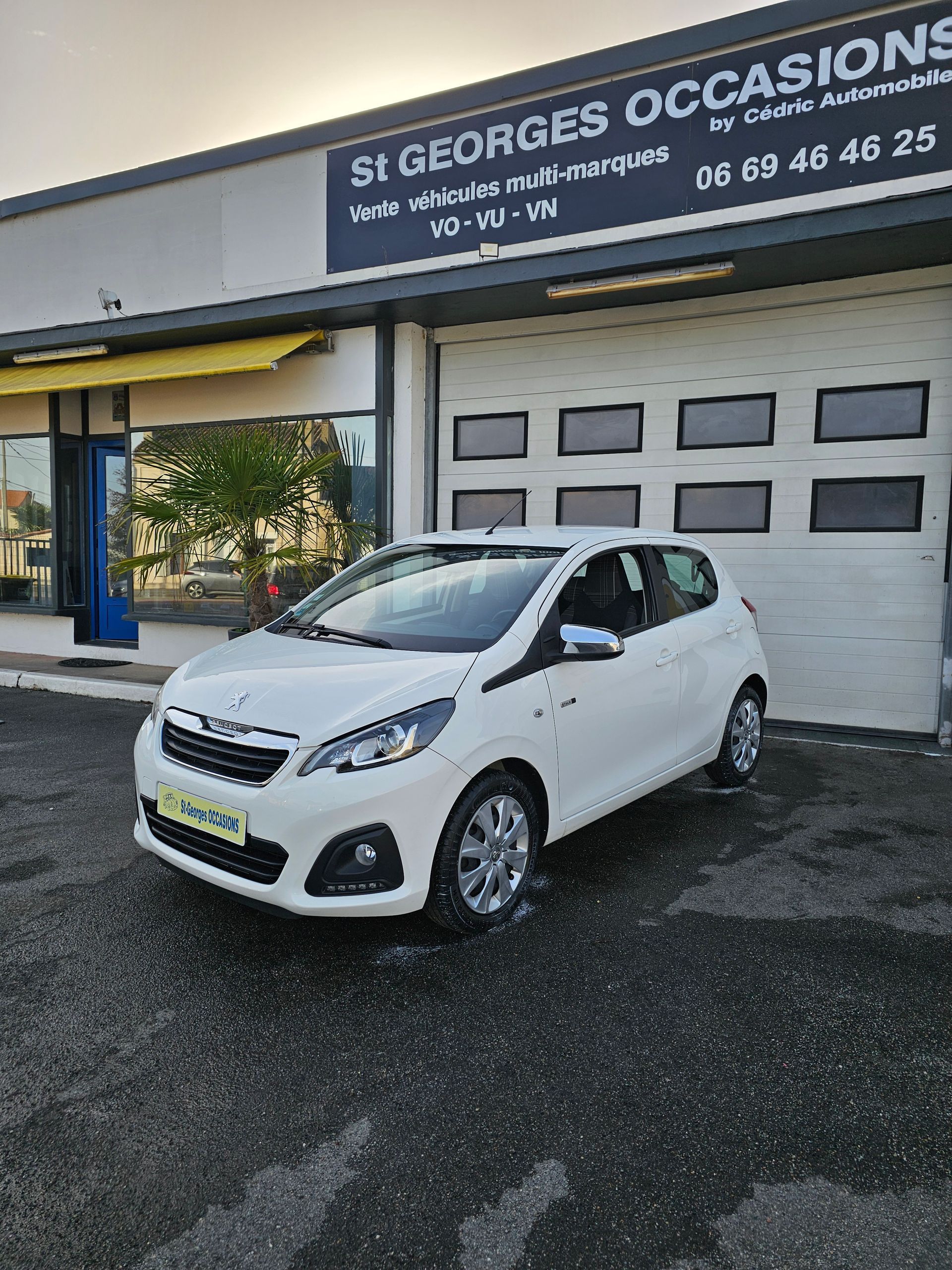 Véhicule noir pour particulier