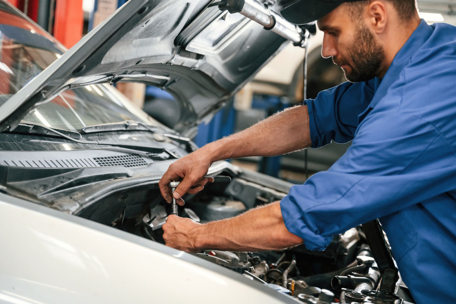 Garagiste qui répare une voiture